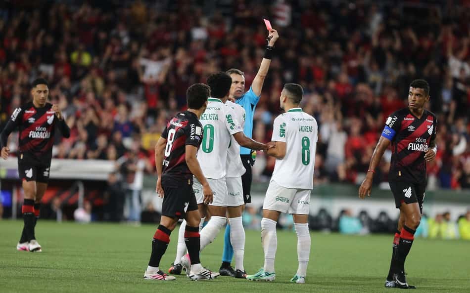 Andreas quebra silêncio sobre expulsão no jogo do Palmeiras