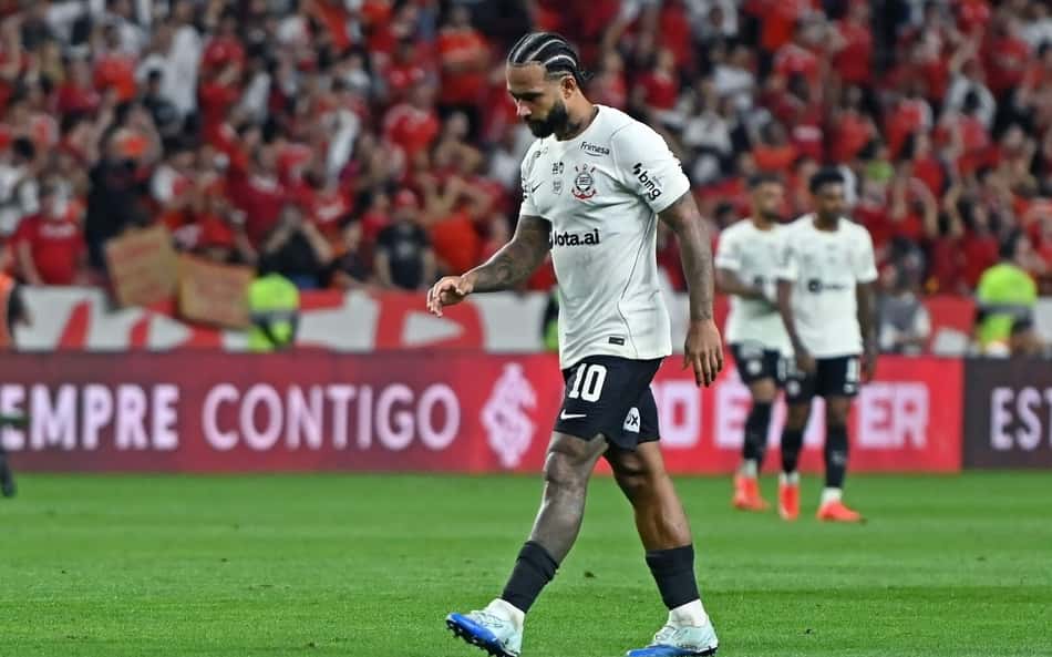 Corinthians flerta com o Z-4 e vê principais jogadores em baixa