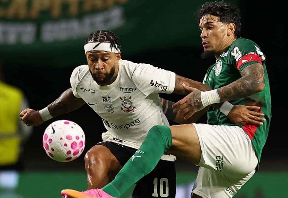 Memphis Depay e Gustavo Gomez disputam a bola na goleada do Palmeiras sobre o Corinthians (Foto: Cesar Greco/Palmeiras)