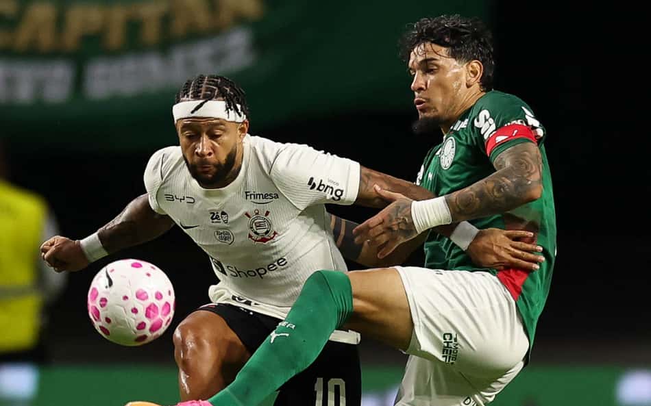 Memphis Depay e Gustavo Gomez disputam a bola na goleada do Palmeiras sobre o Corinthians (Foto: Cesar Greco/Palmeiras)