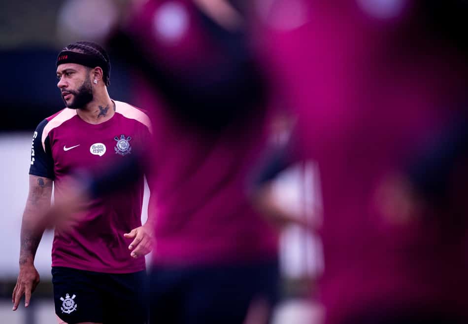 Memphis Depay em treino do Corinthians