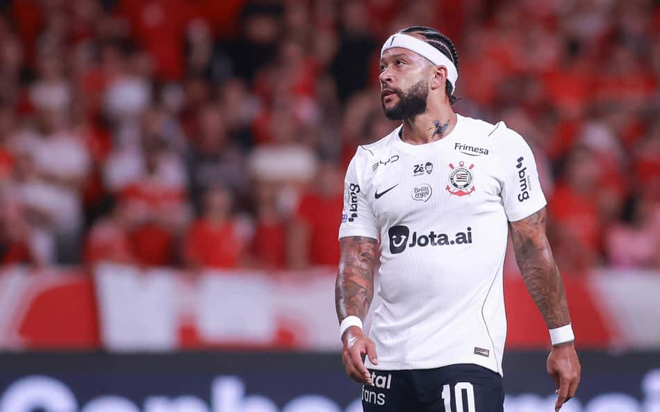 Memphis Depay em ação durante Corinthians e Internacional, pelo Campeonato Brasileiro