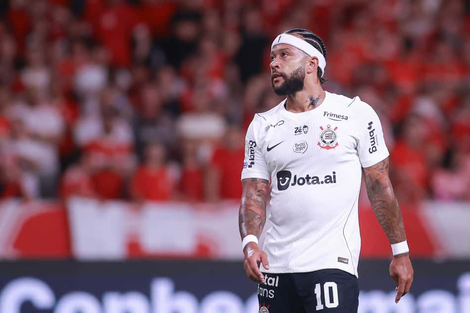 Memphis Depay em ação durante Corinthians e Internacional, pelo Campeonato Brasileiro