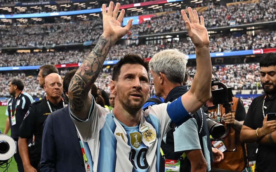 Messi acena para torcedores após vitória da Argentina sobre a Áustria na Copa do Mundo