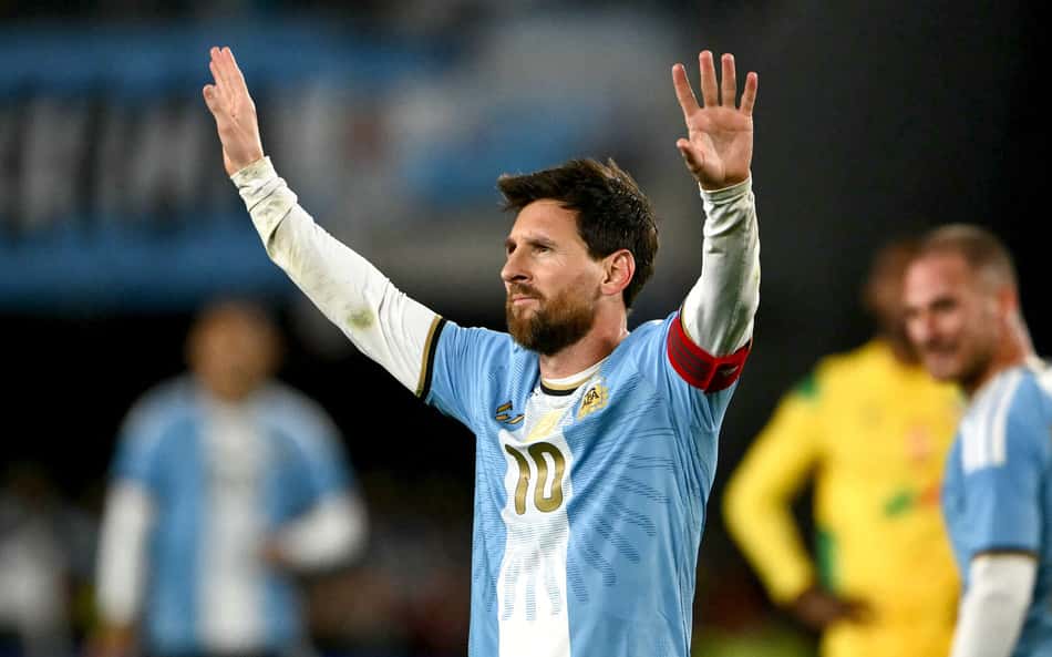 Messi acena para torcedores em despedida da Argentina
