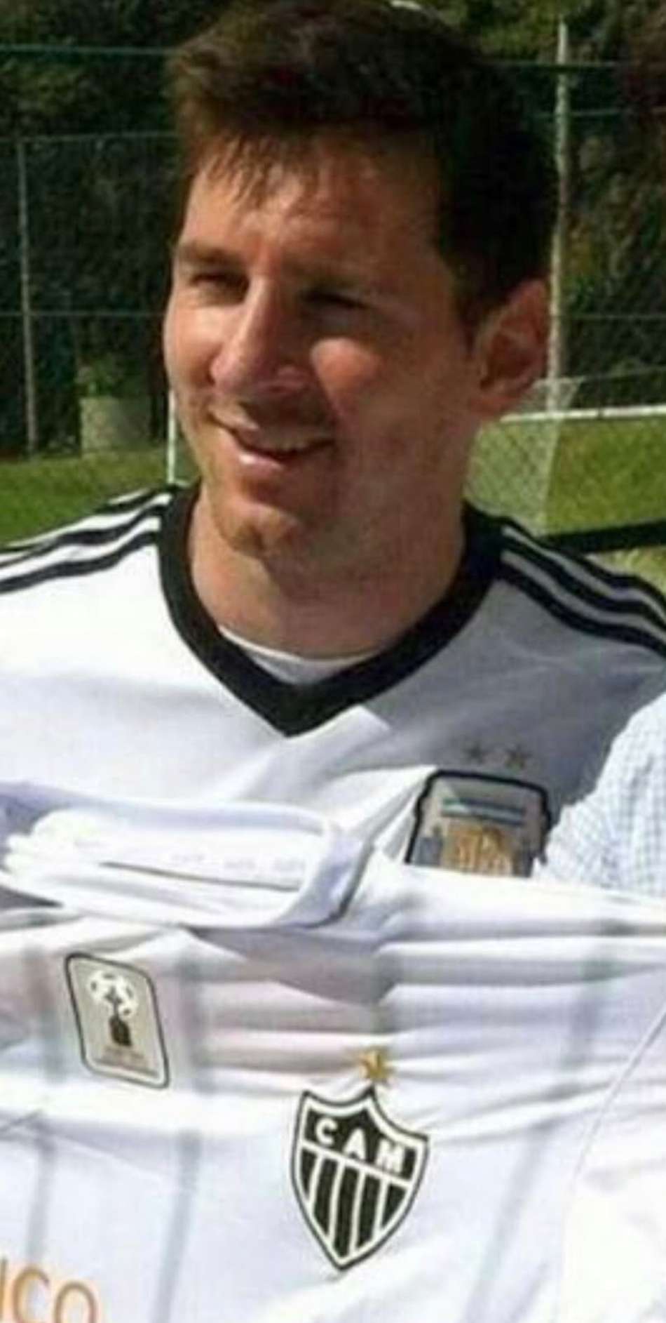 Messi com camisa de Ronaldinho no Atlético (Foto: Internet / reprodução)