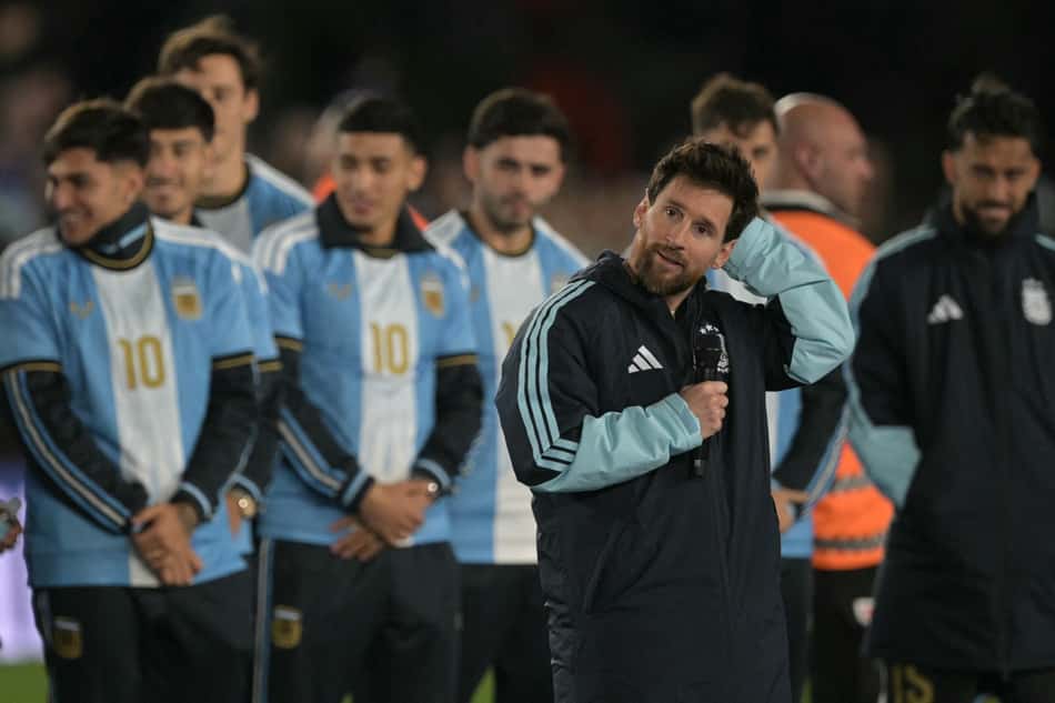 Messi discursa durante sua despedida da Argentina