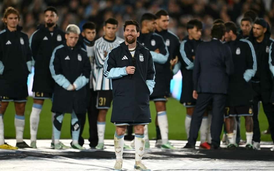 Lionel Messi discursando durante despedida da Argentina