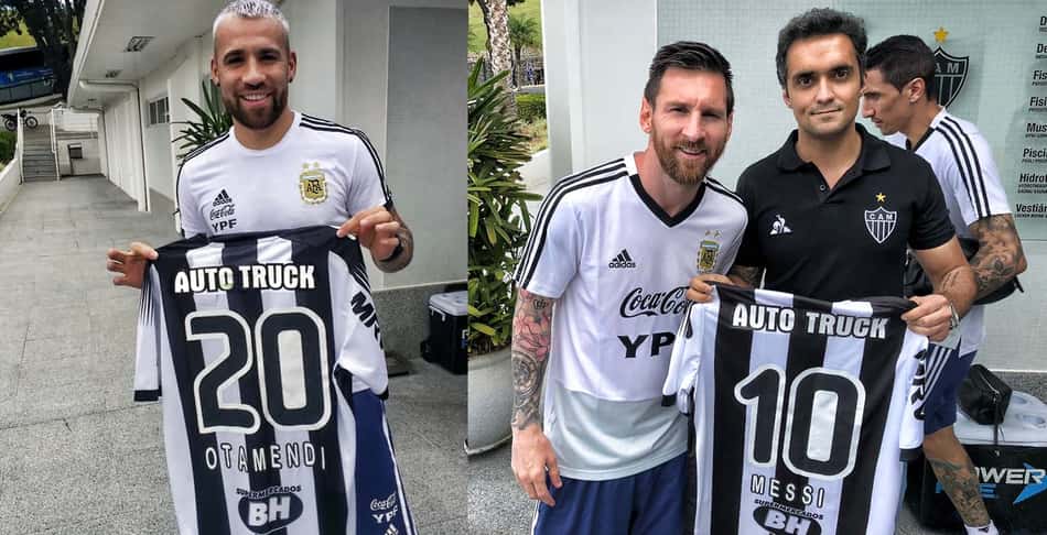 Messi e Otamendi recebem camisa do Atlético (Foto: Agência Galo / Atlético)
