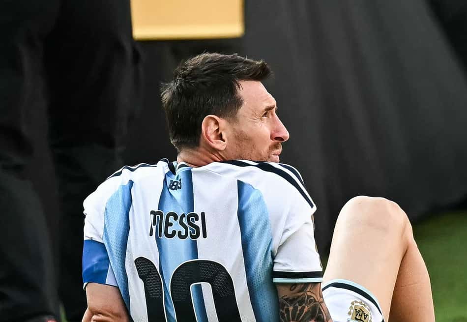 Messi sentado no gramado do MetLife Stadium após derrota da Argentina para a Espanha na final da Copa do Mundo