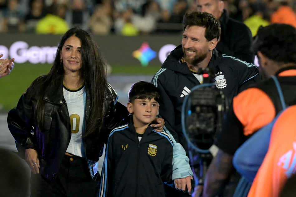 Messi, seus filhos e sua esposa Antonella, durante despedida no Monumental