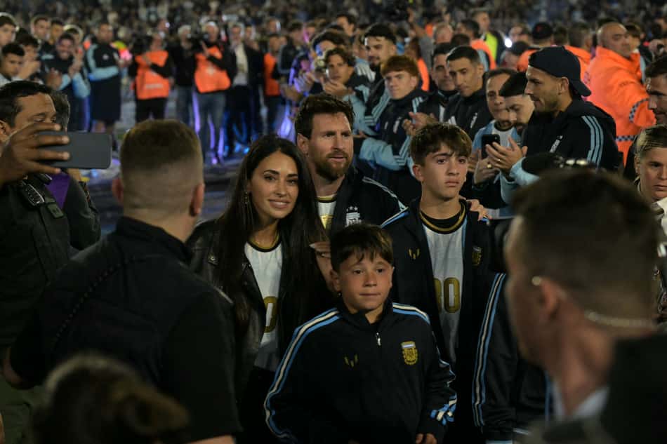 Messi, seus filhos e sua esposa Antonella, durante despedida no Monumental