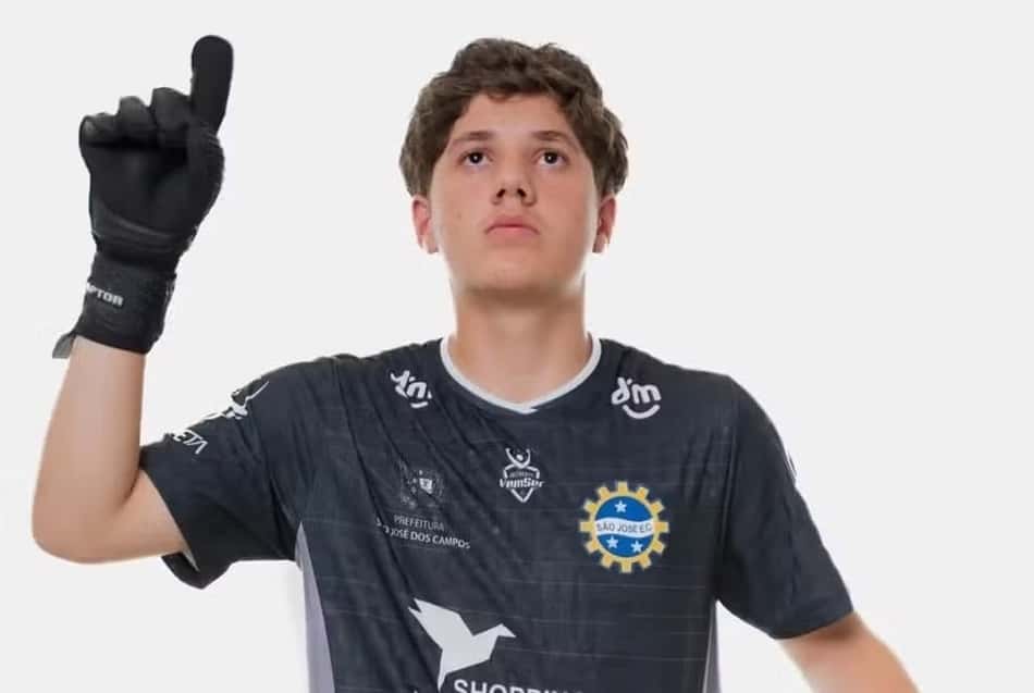Miguel, jovem jogador do São José EC, com uniforme preto, levanta o dedo indicador.