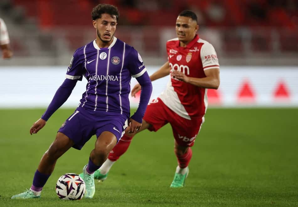 O atacante francês do Toulouse, número 37, Ilyas Azizi (E), controla a bola durante a partida do Campeonato Francês (L1) entre AS Monaco e Toulouse FC, no Estádio Louis II, em Mônaco