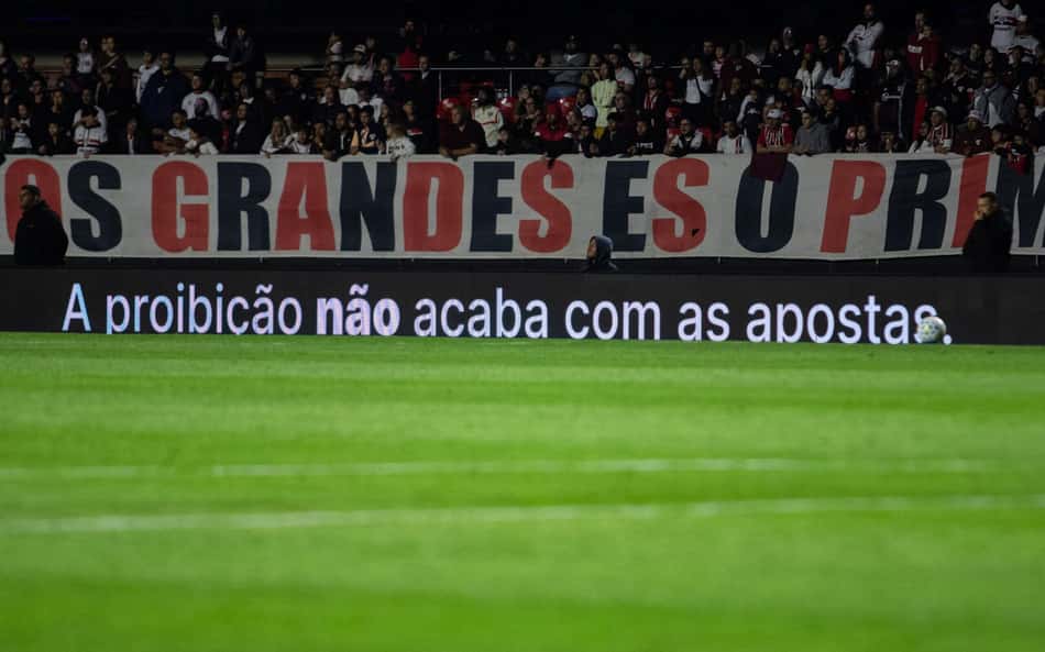 Protesto nas placas de publicidade do Brasileirão durante São Paulo x Santos, no Morumbis