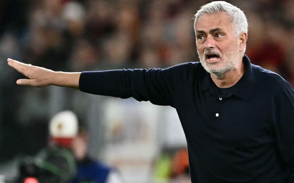 Mourinho reage durante confronto entre Roma e Real Madrid pela Champions League