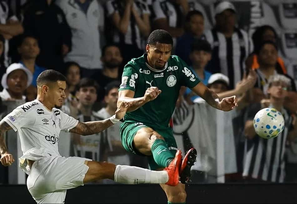 Jogadores de Palmeiras e Santos disputam a bola durante o empate, com torcida ao fundo.