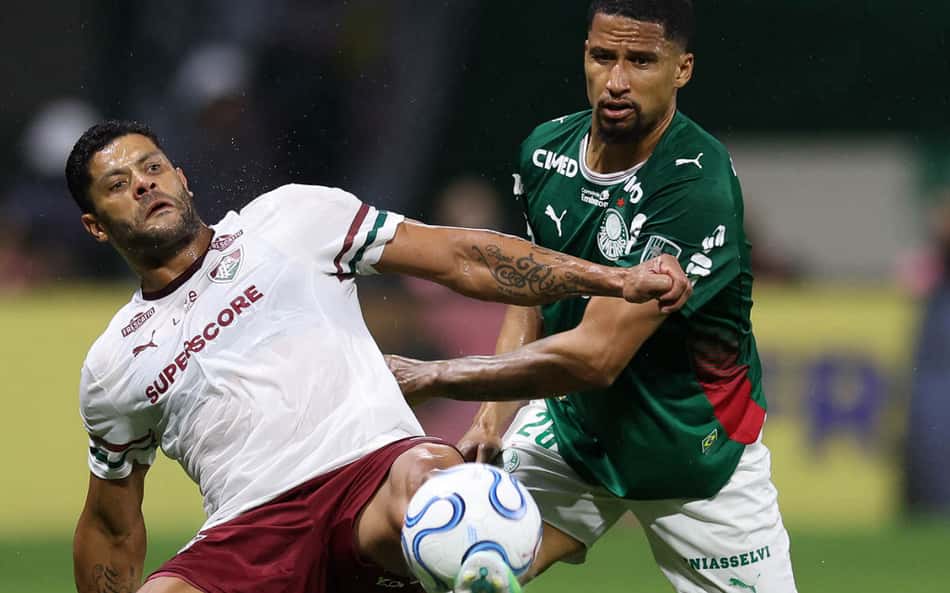 Murilo do Palmeiras disputa bola com Hulk do Fluminense (Foto: Cesar Greco/Palmeiras)