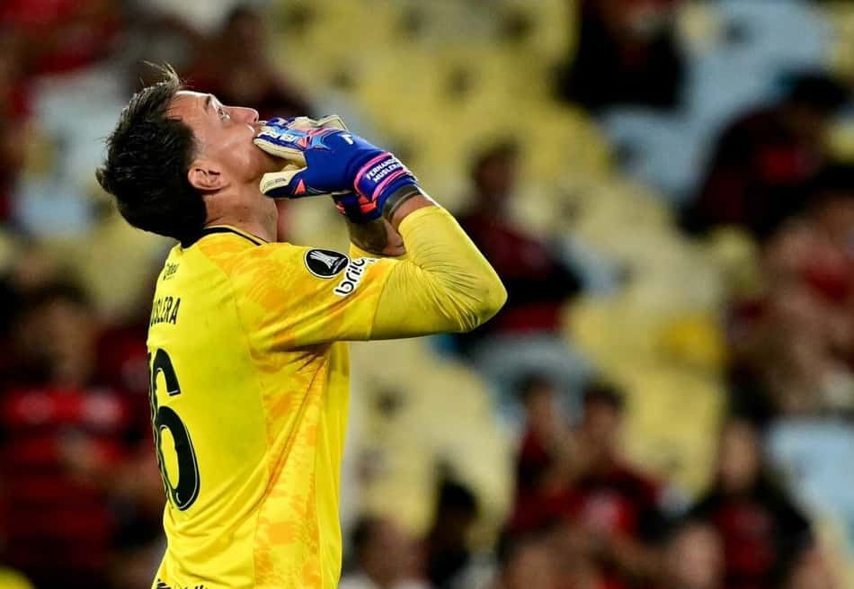 Muslera celebra uma das penalidades defendidas contra o Flamengo