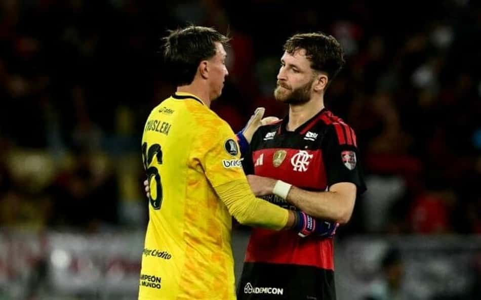 Muslera consola Leo Pereira depois da perda da penalidade