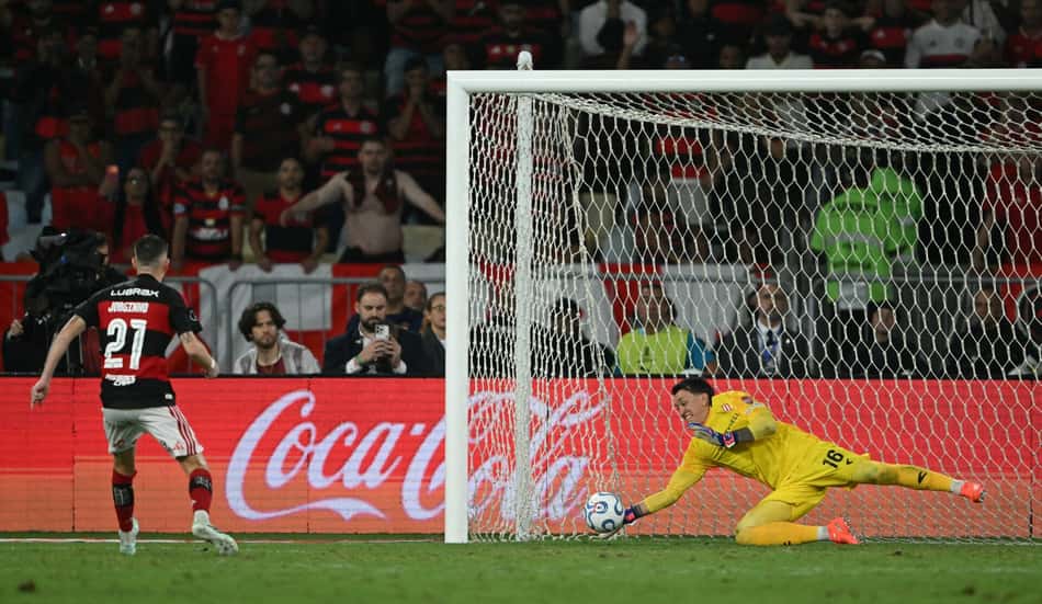 Goleiro Muslera defende pênalti de Jorginho durante Flamengo x Estudiantes