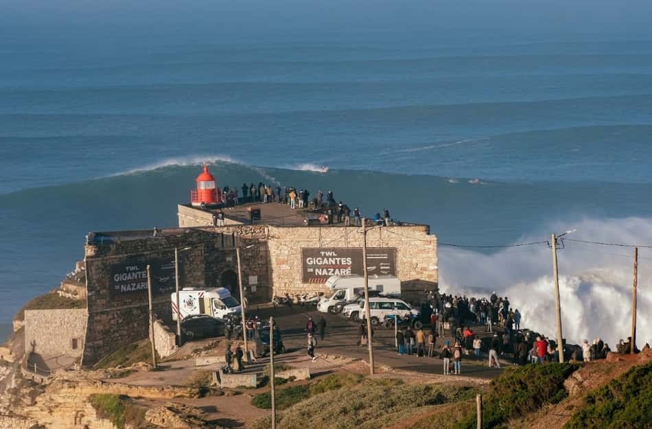 Farol de Nazaré com ondas ao fundo