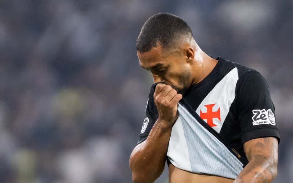 Narrador criticou diretamente a atuação dos jogadores na partida de volta (Foto: Thiago Vasconcelos Dos Santos/AGIF)