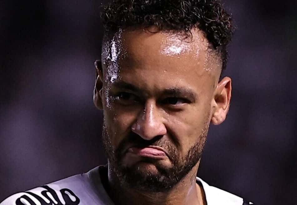 Neymar, capitão do Santos FC, com braçadeira vermelha, em partida do Brasileirão 2026.