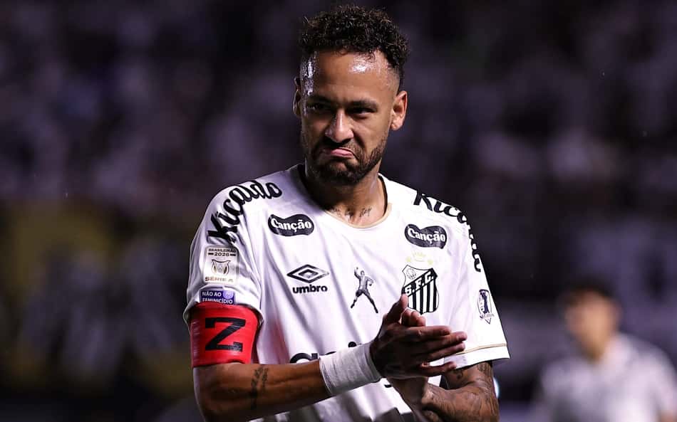 Neymar, capitão do Santos FC, com braçadeira vermelha, em partida do Brasileirão 2026.