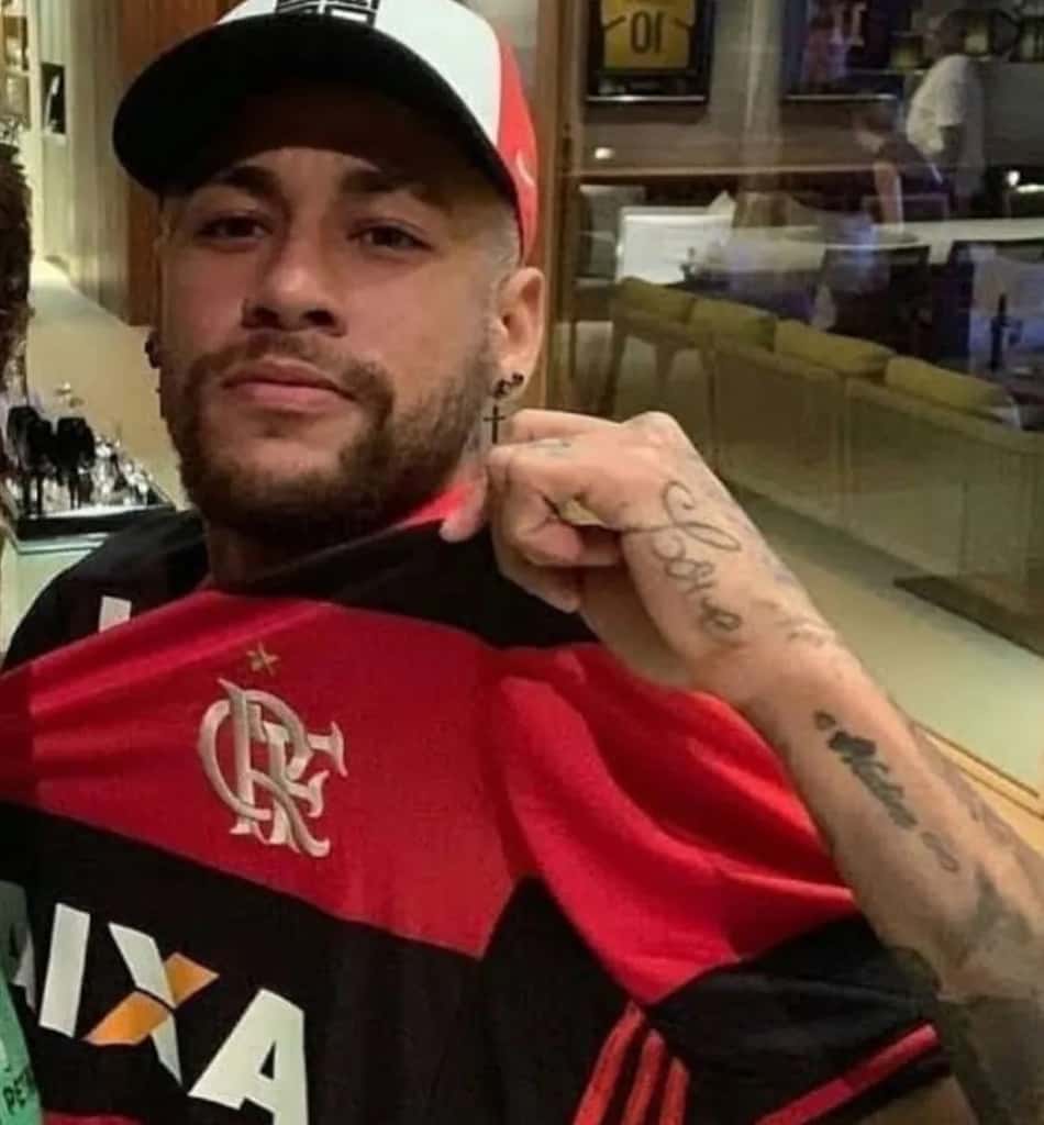 Neymar posa com a camisa do Flamengo