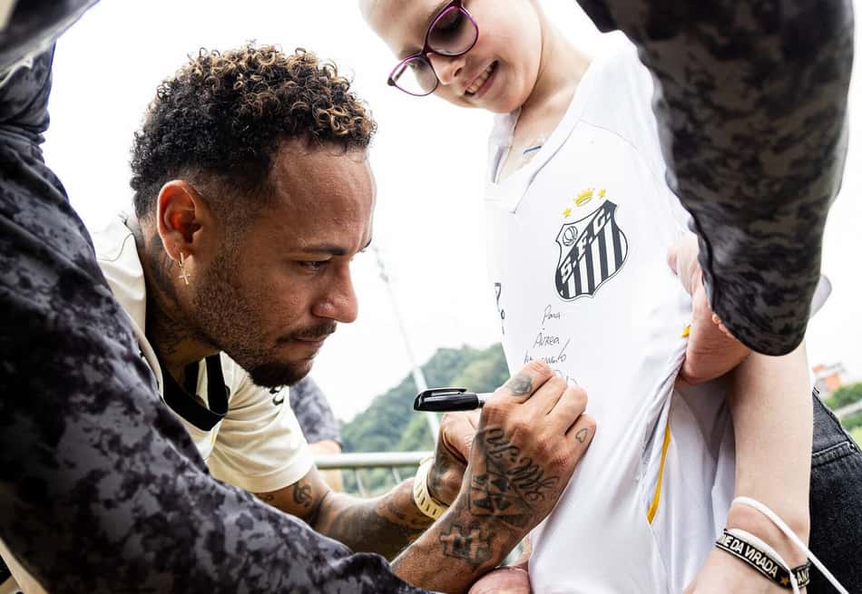 Neymar autografa camisa de fã em treino do Santos