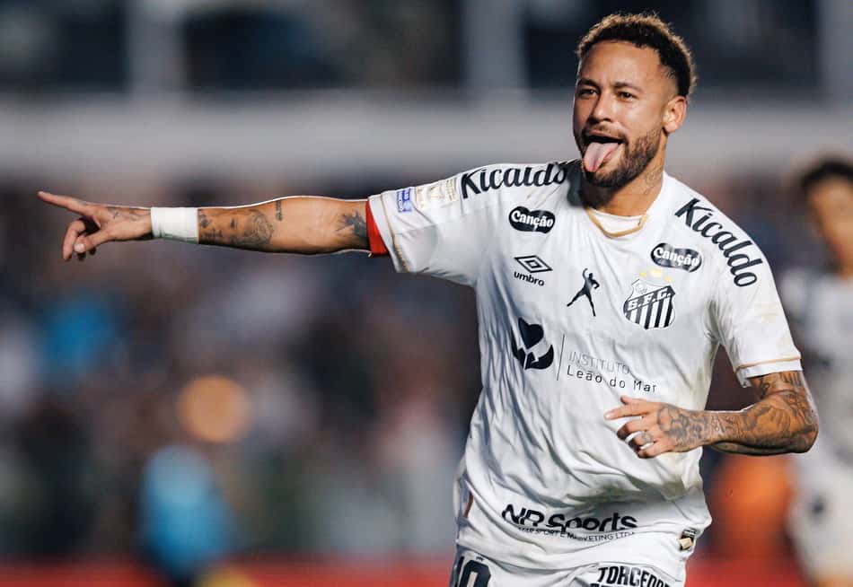 Neymar celebra gol de pênalti contra o Flamengo