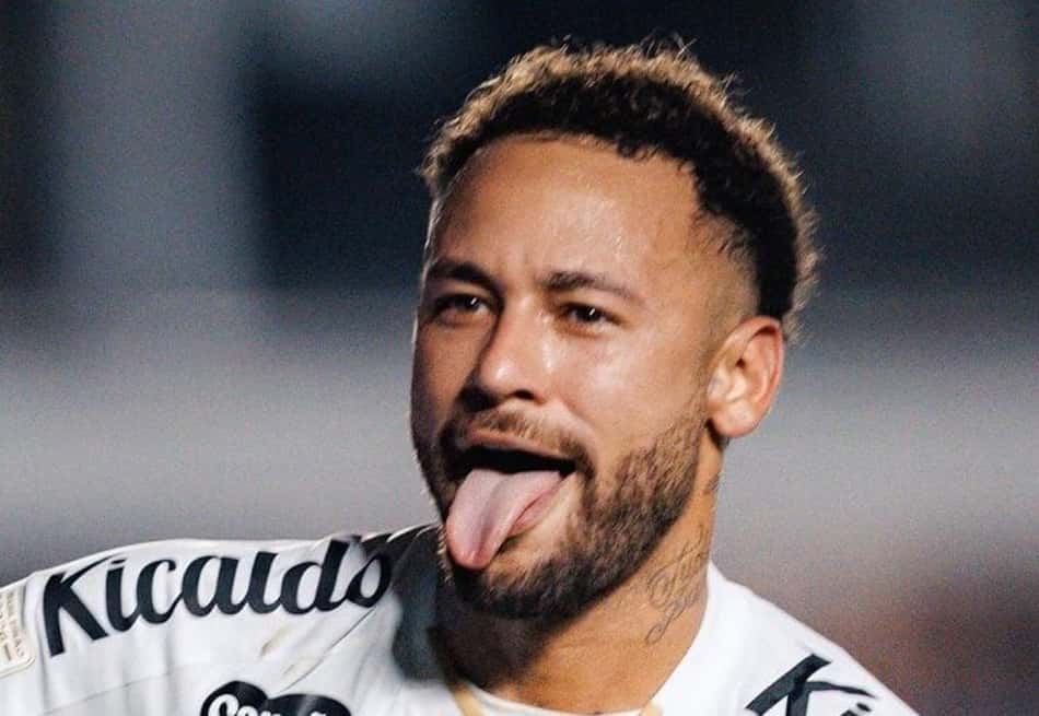 Neymar celebra gol de pênalti contra o Flamengo