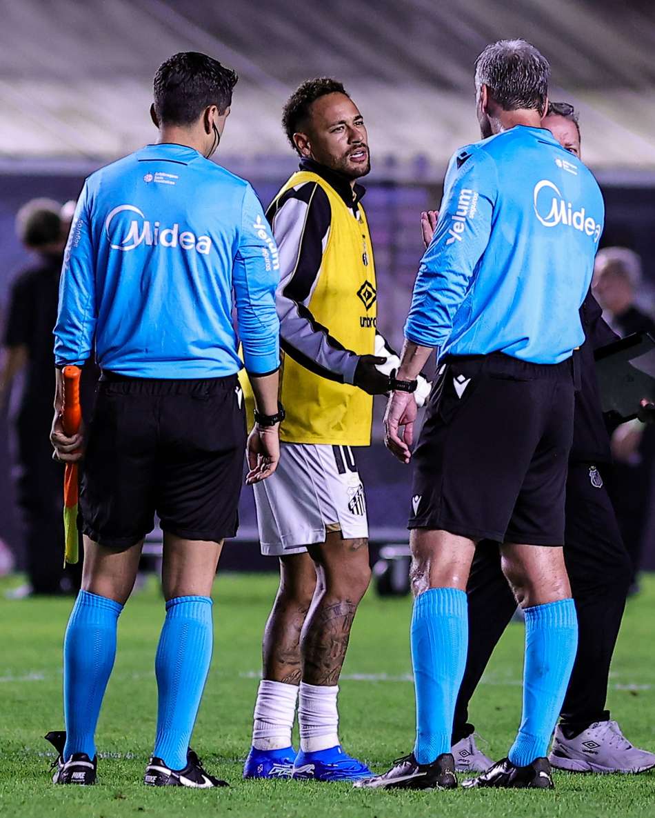 Neymar conversando com Daronco após Santos x Flamengo (Foto: Fabio Giannelli/AGIF/Folhapress)