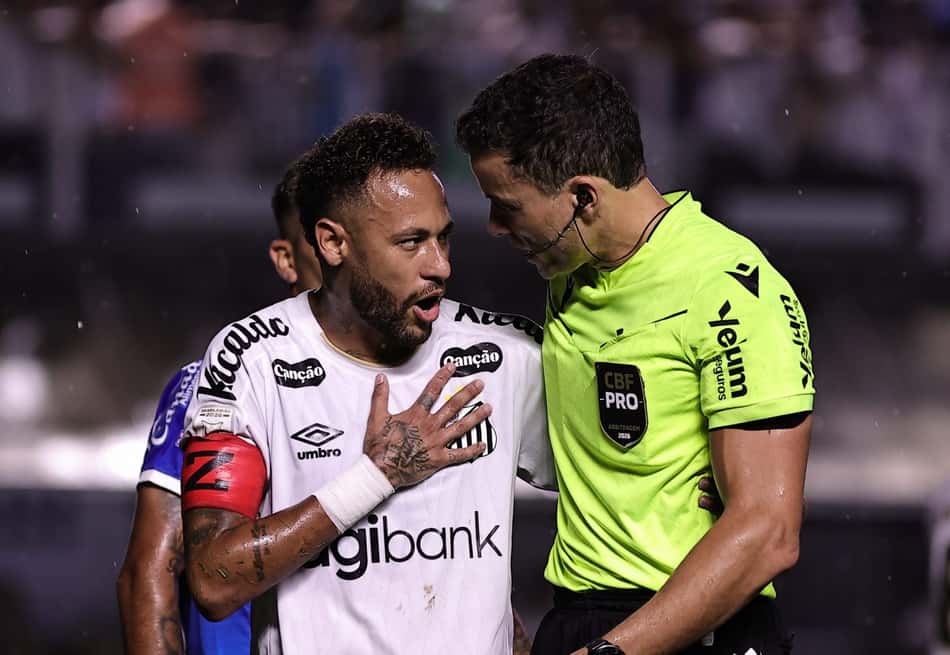 Neymar conversa com árbitro de uniforme verde neon em campo