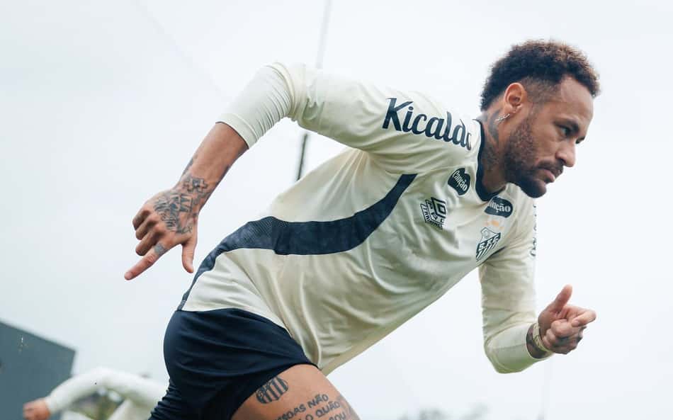 Neymar correndo em treino do Santos