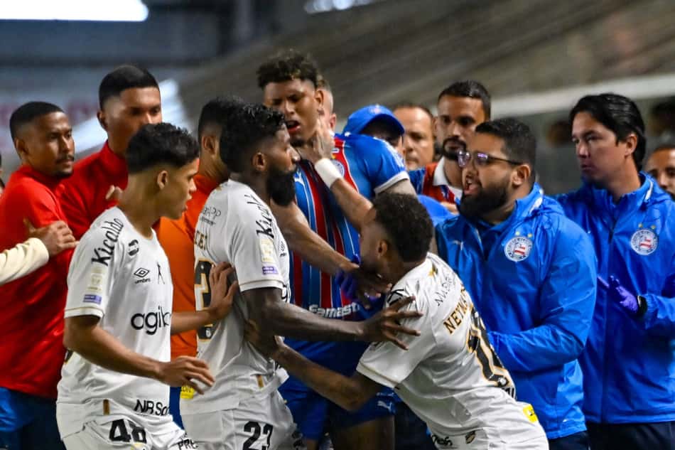 Neymar durante expulsão em Santos e Bahia, pelo Campeonato Brasileiro