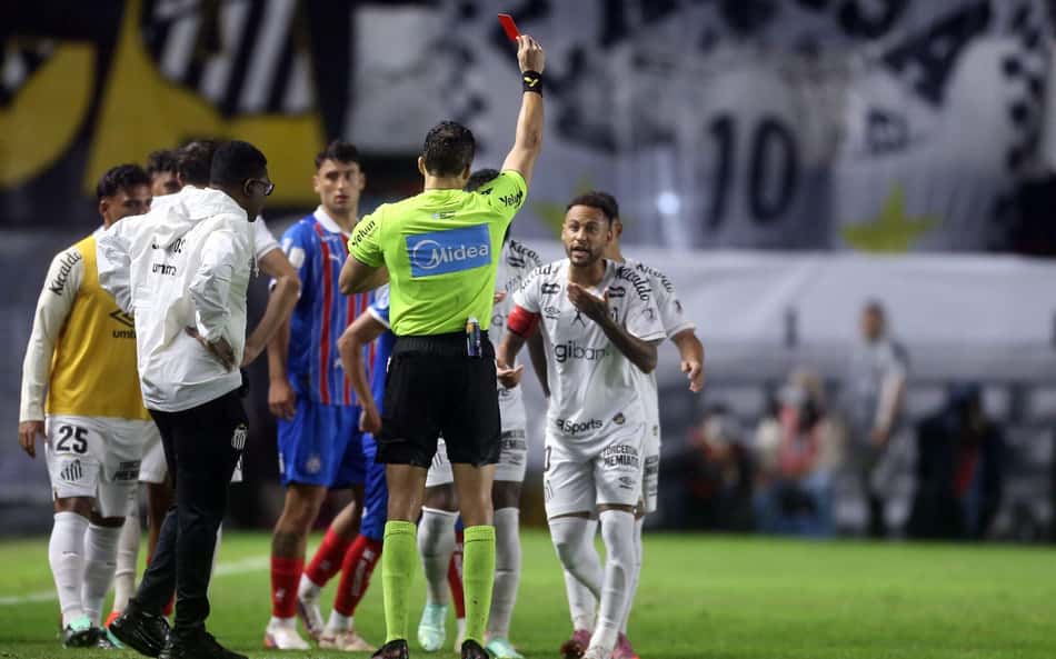 Neymar expulso; árbitro ergue cartão vermelho enquanto jogadores cercam o lance.