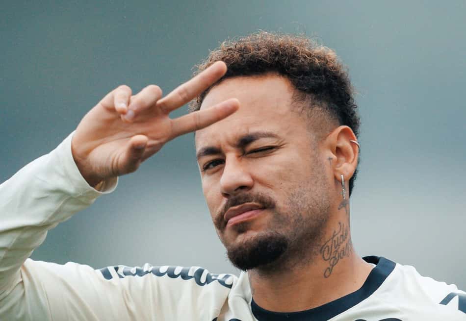 Neymar faz sinal de positivo em treino (Fotos Raul Baretta Santos FC.