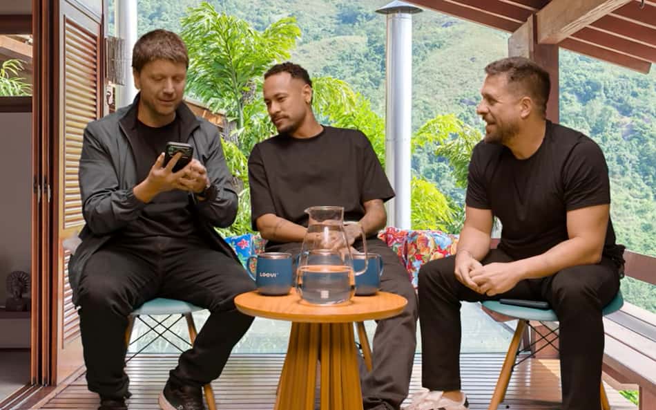 Três Homens Conversam em Uma Varanda Com Vista Para A Montanha, Aparentemente Durante Um Episódio do Programa "Neymar no Varanda Gourmet".