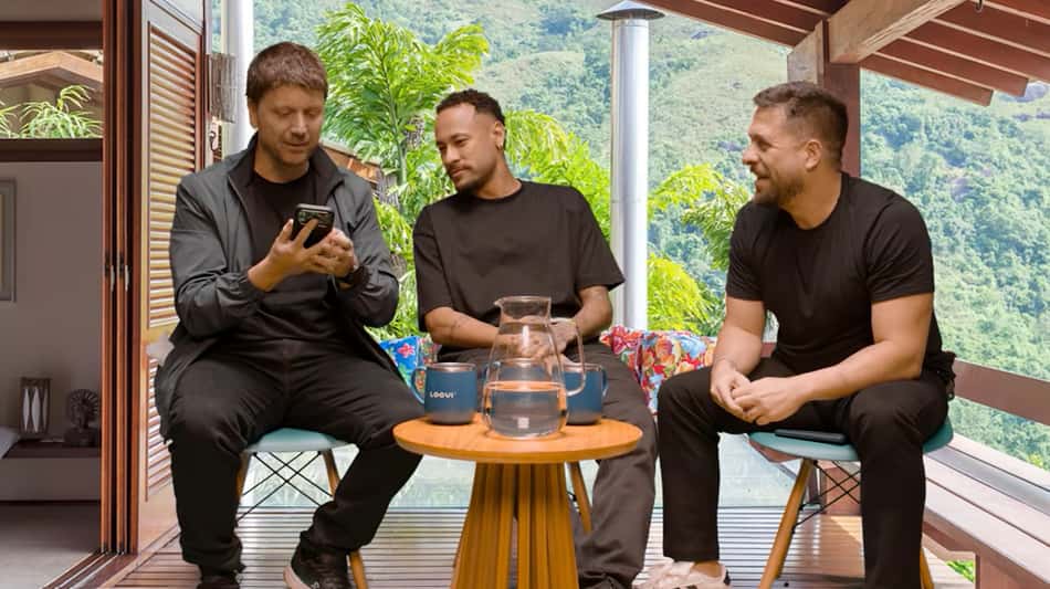 Três Homens Conversam em Uma Varanda Com Vista Para A Montanha, Aparentemente Durante Um Episódio do Programa "Neymar no Varanda Gourmet".