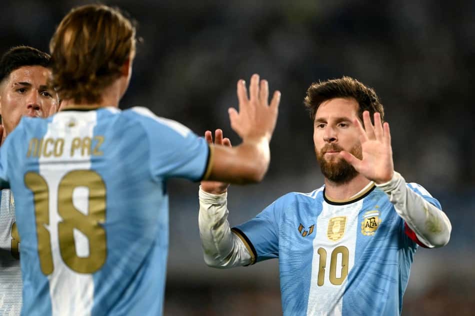Nico Paz e Lionel Messi comemorando gol na despedida do craque argentino