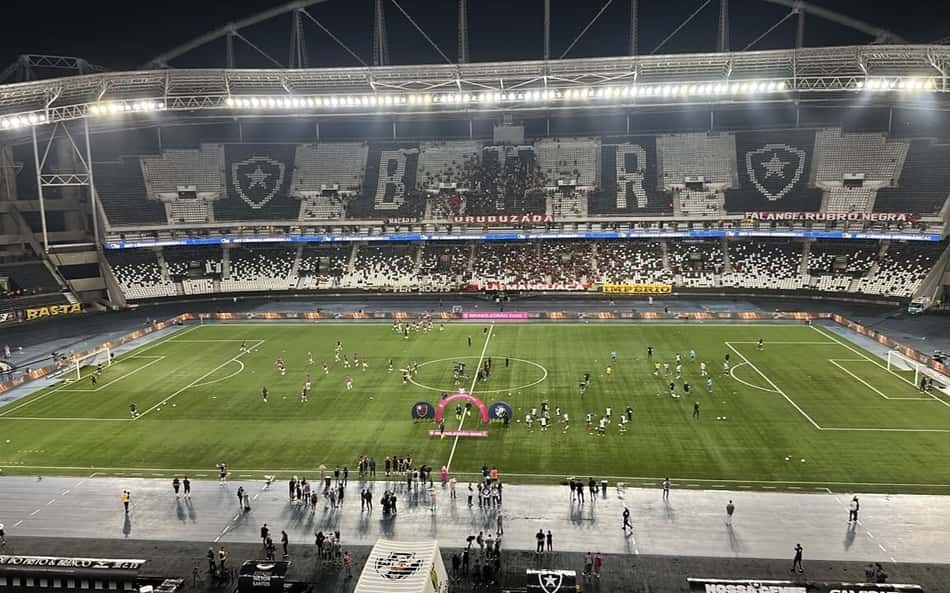 Nilton Santos durante o aquecimento para o clássico entre Vasco e Flamengo