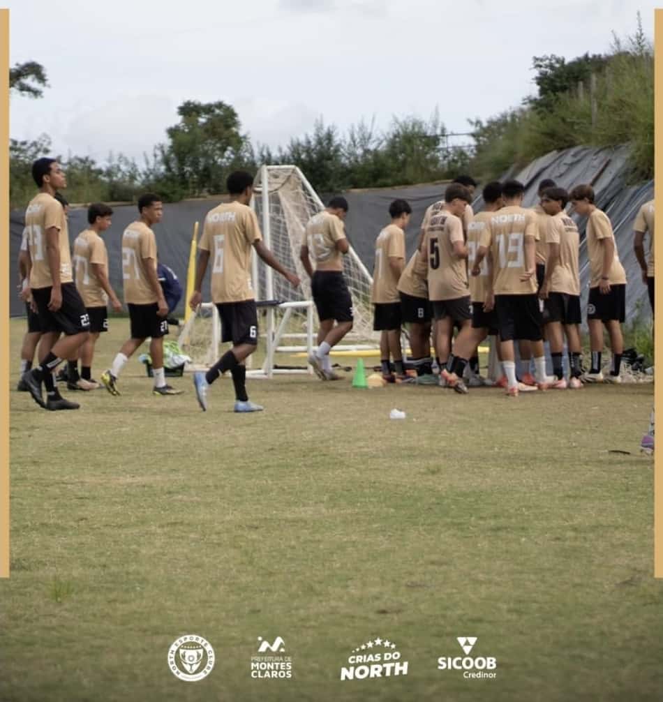 Jogadores do North Esporte Clube, base, alinhados perto do gol durante treino em campo.