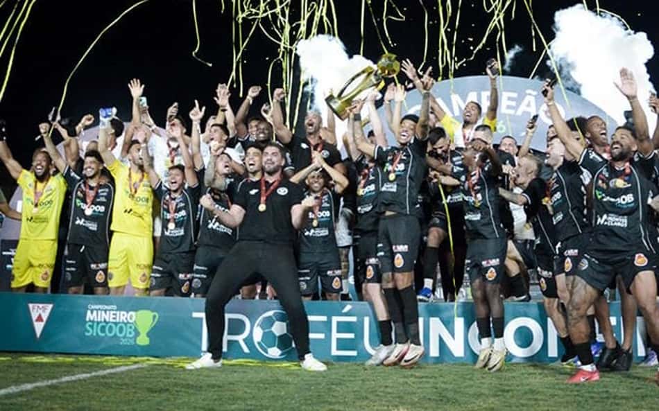 North celebra o título inédito do Troféu Inconfidência 2026, levantando a taça sob confetes.