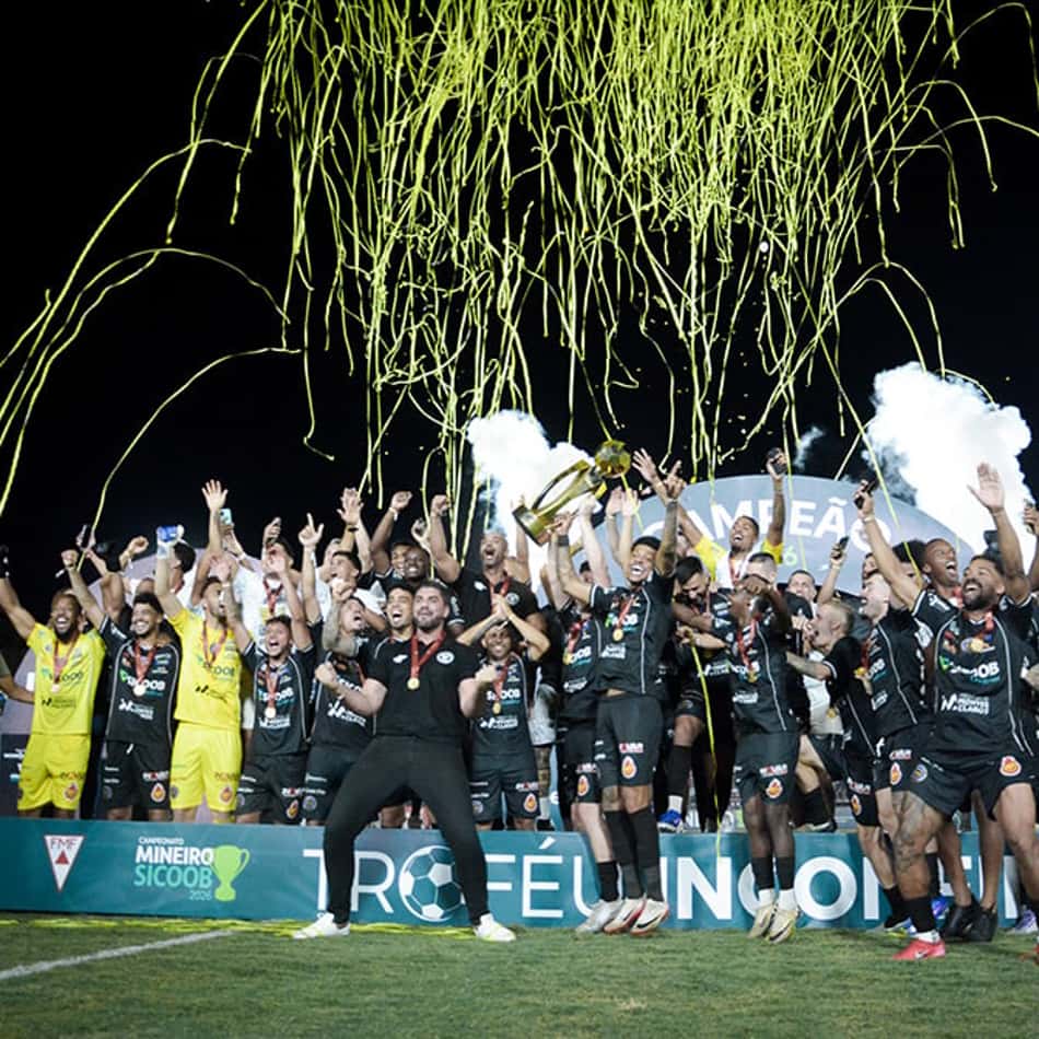 North celebra o título inédito do Troféu Inconfidência 2026, levantando a taça sob confetes.