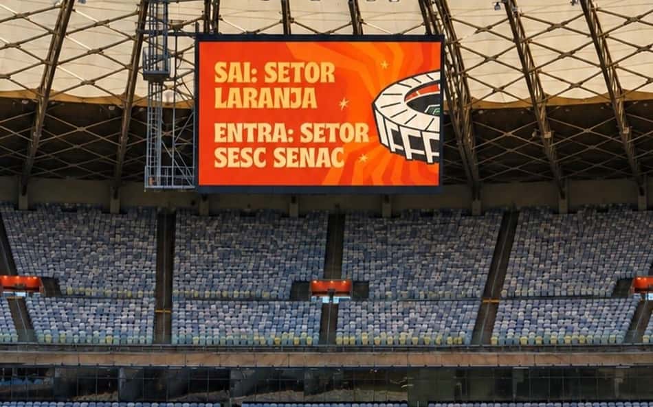 Novo setor laranja do Mineirão; painel anuncia SAI SETOR LARANJA ENTRA SETOR SESC SENAC, Fecomércio MG.