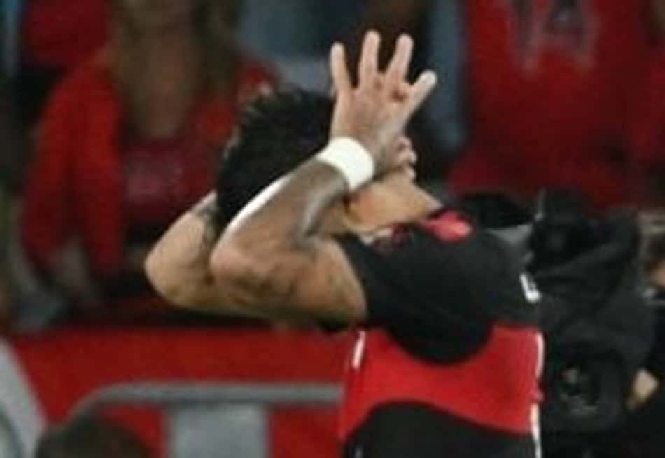 O desespero de Paqueta contrasta com a alegria de Muslera depois da penalidade perdida