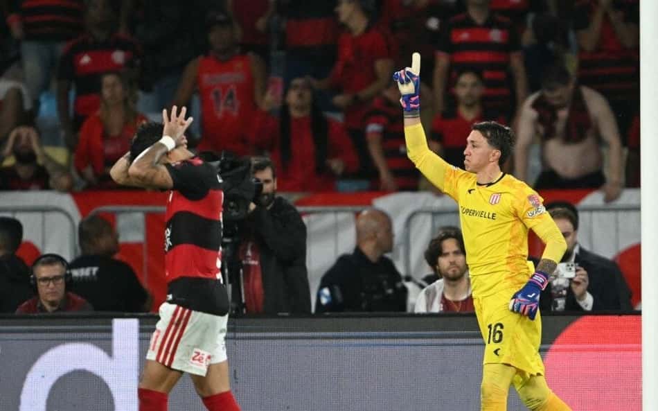 O desespero de Paqueta contrasta com a alegria de Muslera depois da penalidade perdida