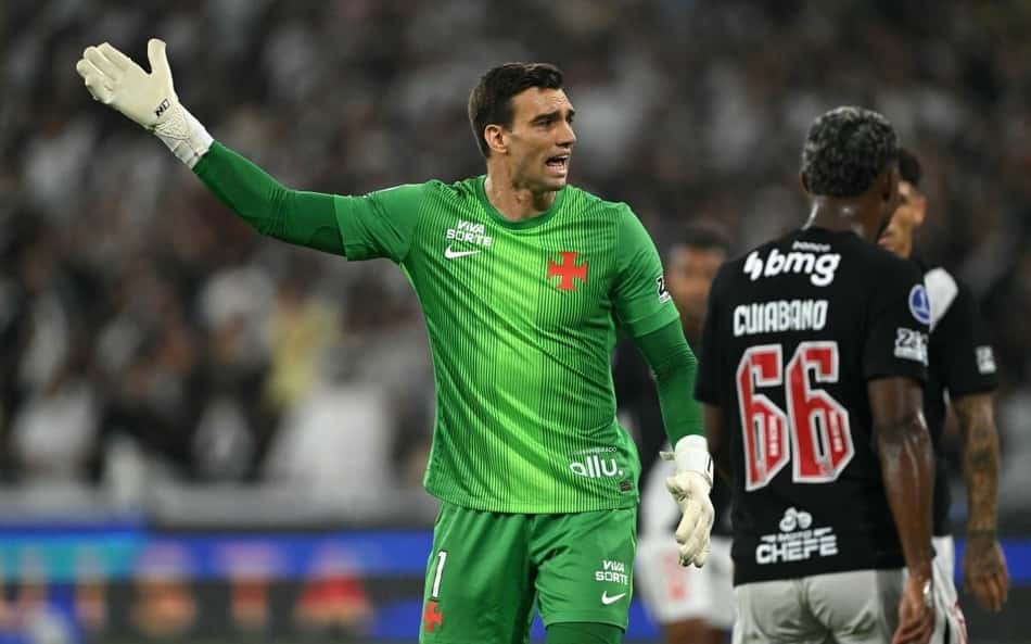 O goleiro Leo Jardim gesticula na queda do Vasco para o Boca